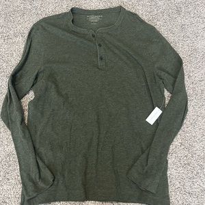 Banana Republic long sleeve Henley. with tags
